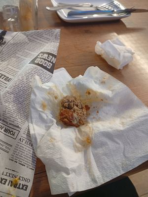 Pelo  largo a la izquierda, dentro de la misma hamburguesa. Si amplían, se ve at Gastrobar Sie7e in Ainsa