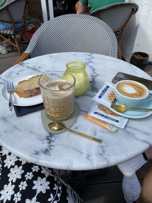 Iced latte with oat milk and vegan raspberry vanilla cake   at Luddites Books & Wine in Antwerpen