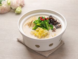 味噌鲜蔬菜拼盘 Fresh vegetables and fungus with homemade miso paste   at Ru Pure Vegan - 博华广场店 in Shanghai