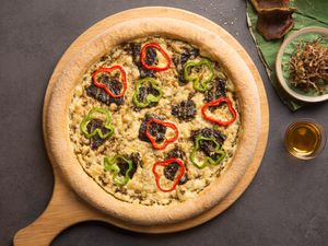梅菜松蘑披萨 Mushroom pizza with traditional local Meigancai vegetable and dry bamboo shoot   at Ru Pure Vegan - 博华广场店 in Shanghai