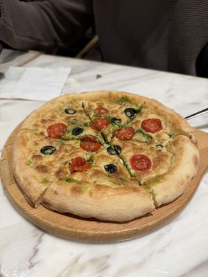 Pizza with basil, tomatoes and olives oil  at Ru Pure Vegan - 博华广场店 in Shanghai