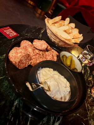 Mixed platter Vegetable cheese of the moment and smoked sausage at Speechless in Paris