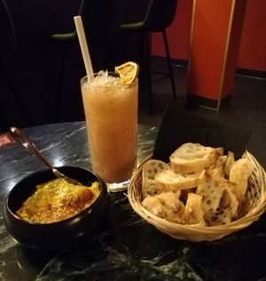 Chimera et tartinade de saison (pois chiche) at Speechless in Paris