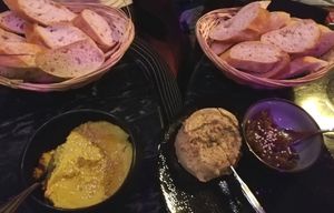 tartinade de saison (pois chiche) et mousse de shiitake / confit d'oignon at Speechless in Paris