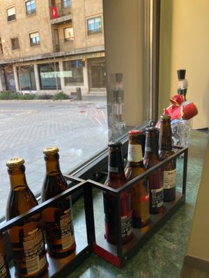 Counter with view to the plaza at La Drupa Café de Especialidad in Salamanca
