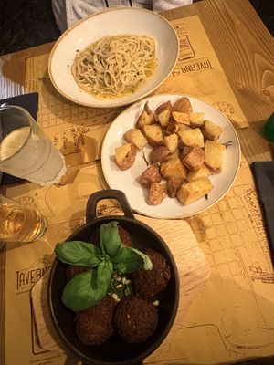 Falafel (le llaman albóndiga vegana) y pasta Ajo/olio   at Taverna 51 in Rome
