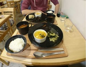 980 yens set : 3 dishes 
- seaweed and mushrooms, spring onions salad, delicious curry seasoned tofu;
- white rice;
- miso soup;
My boyfriend tasted the potato salad and picked another tofu dish (excellent too) at Komaki Shokudo in Tokyo