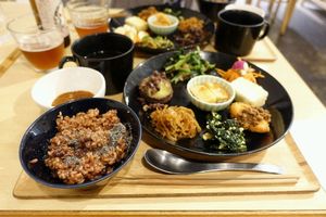 plato con todo at Komaki Shokudo in Tokyo