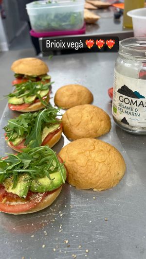 Brioix vegà, tomàquet, alvocat, gomasio, ruca  at La Nevateria in Girona