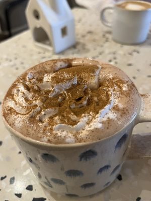 Winter Special - Hot chocolate mit marshmallow und Sahne   at Kjeks - Winterhude in Hamburg