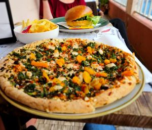 Vegan pizza en vega burger at Snack Bar Avista Navios in Seixal
