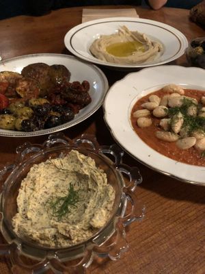 Kräutercreme, Hummus, Mixed Antipasti, Heiße Bohnen  at OYA Müllem in Cologne