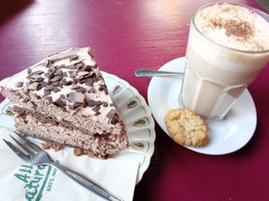 chocolate cake & chai latte (soy milk) at OYA Müllem in Cologne