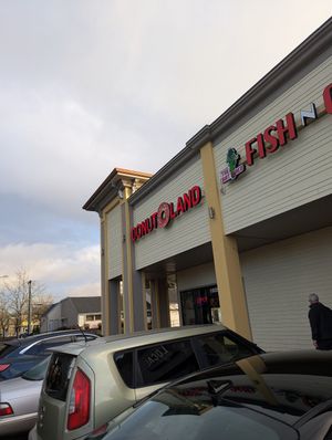 Storefront next to other restaurant and jeweler at Donut Land in Tualatin