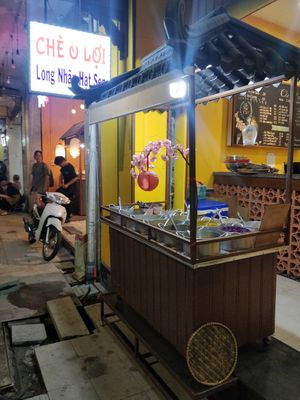 Service donnant sur la rue, sur place ou à emporter at Chè O Loi in Hue