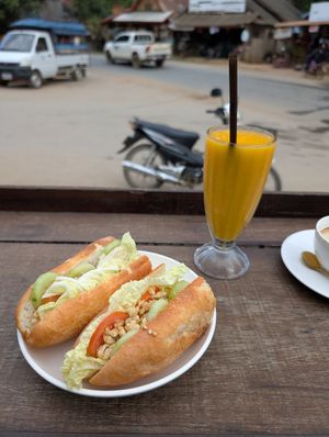 Baguette mit Zitronengras-Tofu at The Trio Bar in Nong Khiaw
