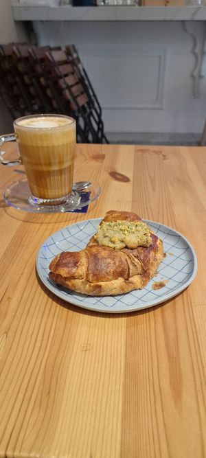 Croissant de pistache e Latte de caramelo at Piccola Cafe in Ljubljana