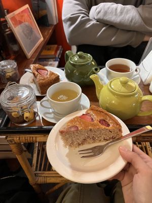 Vegan cake and tea (biscuits that come with tea are not vegan)  at L'Uccellin Bel Verde in Fano
