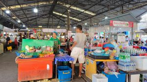 Where the matriarch makes the magic happen at Khanomchin Che Kai - Food Stall in Koh Samui