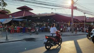 Street view outside Lamai market at Khanomchin Che Kai - Food Stall in Koh Samui
