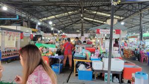 View of the opened kitchen from our seats at Khanomchin Che Kai - Food Stall in Koh Samui