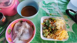 Sweet and sour sauce with rice noodles and a cashew veggie stir fry at Khanomchin Che Kai - Food Stall in Koh Samui