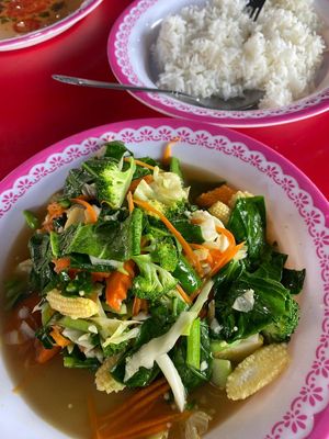 stir fried vegetables in soy sauce  at Khanomchin Che Kai - Food Stall in Koh Samui