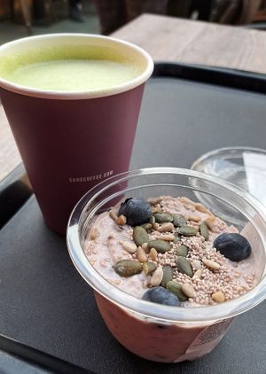 Very berry bircher & matcha latte at LIS - SOHO Coffee - T1 in Lisbon