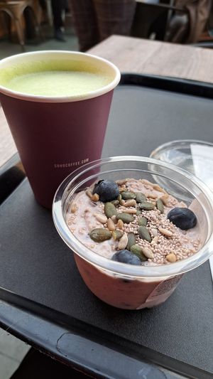 Very berry bircher & matcha latte at LIS - SOHO Coffee - T1 in Lisbon