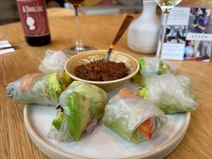 Groenterolletjes met pindadip at Puur by Caro in Deinze