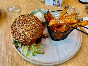Groentenburger met speltbroodje en zoete aardappelfrietjes at Puur by Caro in Deinze