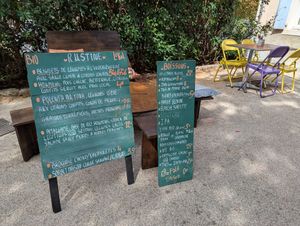 Komplette Speisekarte mit weiteren Sitzplätzen at Rustine in Forcalquier