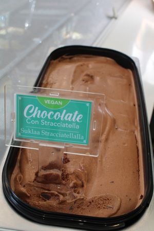 Helado vegano de Chocolate con Stracciatella at Pipazze Gelato in Malaga