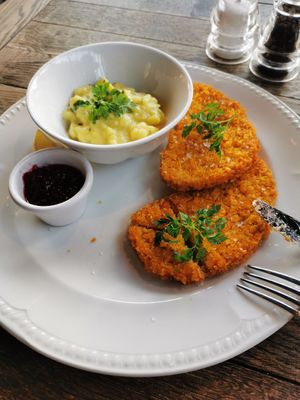 Veganes Schnitzel mit Kartoffelsalat und Preiselbeeren at Dieselhaus in Berlin