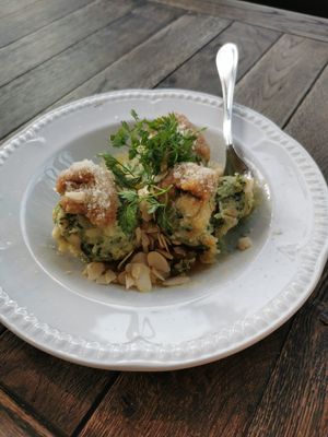 Vegetarische Spinatknödel mit Mandeln at Dieselhaus in Berlin