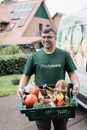 Once you placed your order, the reusable green box (your "frischeKISTE") will be delivered to your doorstep or placed at a prearranged spot close to your house. You can also pick up your order at our location in Syke-Gessel at frischeKISTE in Syke
