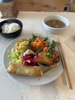 vegan lunch plate  at Vrac Market - バラックマーケット in Nagano