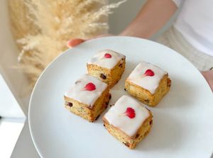 Mother's Day Special: Fragrant Darjeeling tea leaves paired with sweet and tangy cranberries, topped with a vibrant carnation. at iro scone in Yokohama