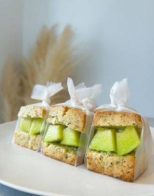 🍈 Earl Grey Melon Tart – In-store Exclusive
Wrapped in the elegant aroma of Earl Grey,
this early-summer treat features creamy Hokkaido cream cheese
and juicy melon. at iro scone in Yokohama