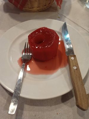 Apple in the oven with syrup at Fysa Roufa in Ioannina