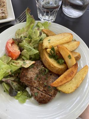 (Forme du steak bizarre car j’avais déjà commencé à manger lol)  at Le Square in Avignon