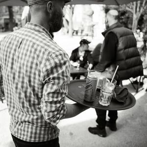 Ambiance cosy estivale assurée en service continue toute la journée !
A cozy summer atmosphere guaranteed with continuous service all day long! at Le Square in Avignon