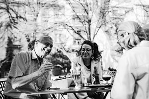 Ambiance cosy estivale assurée en service continue toute la journée !
A cozy summer atmosphere guaranteed with continuous service all day long! at Le Square in Avignon