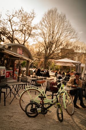 Ambiance cosy estivale assurée en service continue toute la journée !
A cozy summer atmosphere guaranteed with continuous service all day long! at Le Square in Avignon