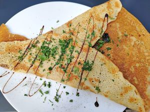 Socca nizzarda (crêpe di farina di ceci farcita con funghi) at Le Square in Avignon
