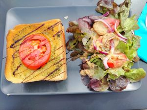 Croque vegano con verdure e contorno di insalata at Le Square in Avignon