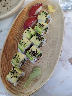 nigiri de atún y the vegan roll at The Vegan Roll in Madrid