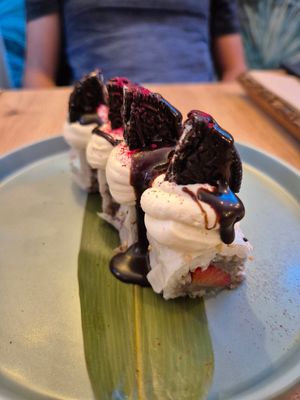 Postre Yume Nokuro Roll, impresionantemente bueno!!! 🍓🤤 at The Vegan Roll in Madrid