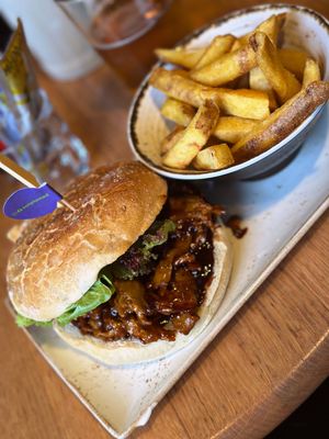 Pulled „Pork“ Burger with fries   at Bierliebe & Friends in Luzern