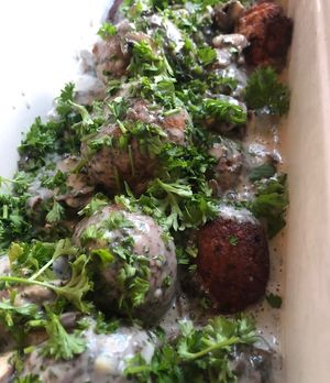 Soja-gehaktbal met cashewnoten roomsaus afgewerkt met peterselie.  at De Graanhalm in Kalmthout